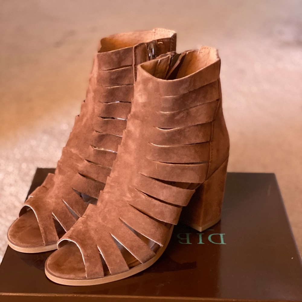 Diba suede cognac booties